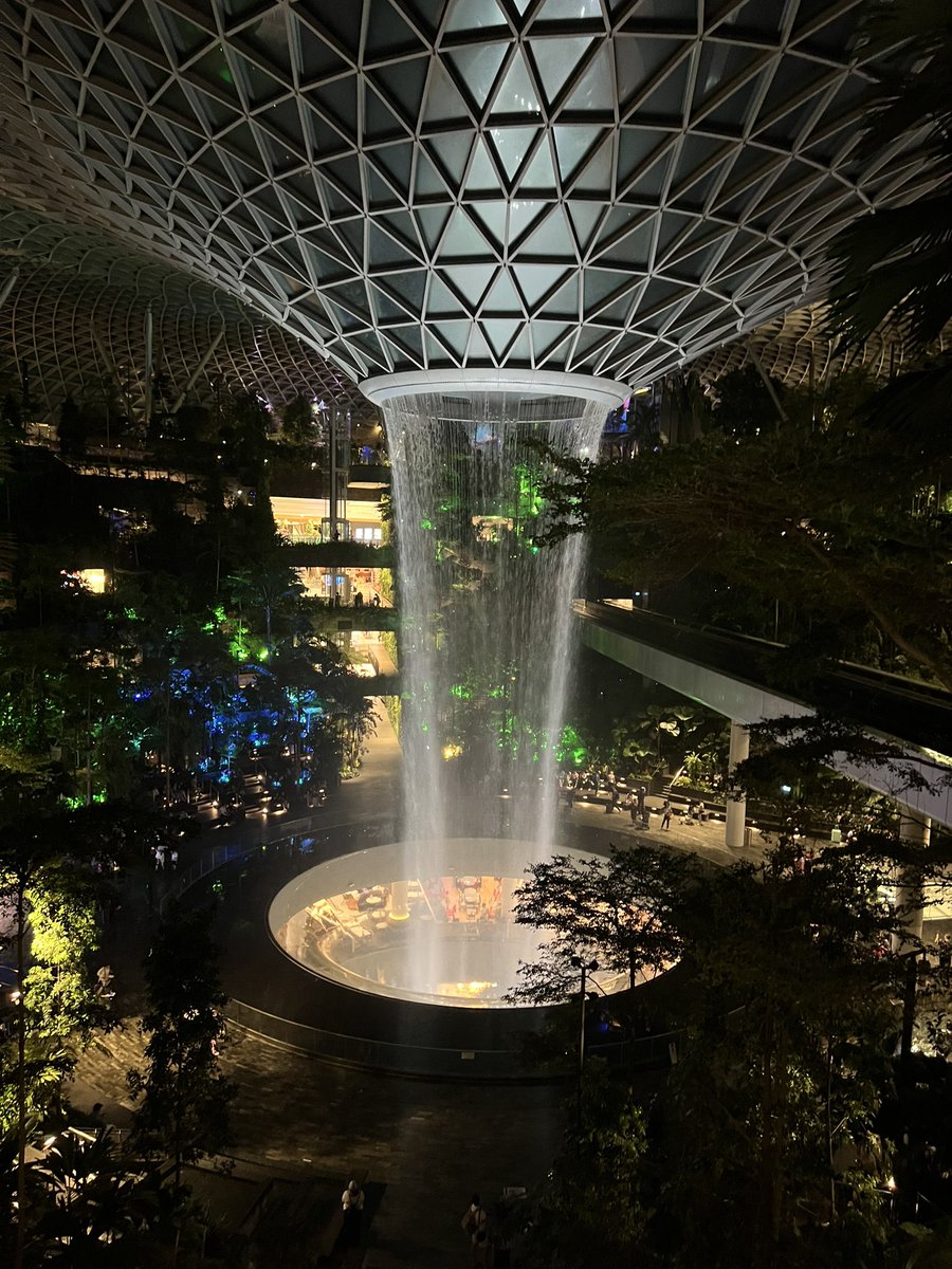 yumejgc2022's tweet image. KULから乗り継ぎ先のSINへ
荷物はJewel行くしと一旦引き取って
アーリーチェックインで再度預けました！

レイン・ボルテックス(Jewelは複合施設の名前で、滝はこの名前らしい
←最近知った😂)
夜のライトアップされたやつも綺麗✨
結構粘って何色か撮った！
蒸し暑かった🤣
 #Jewel