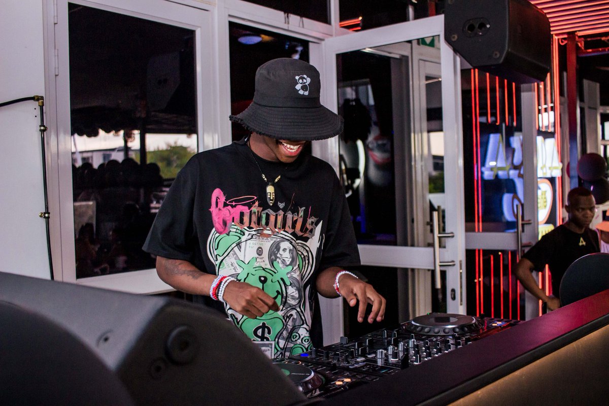 Roboticofc's tweet photo. Ntwana🤖❤️
#roboticofc #djlife https://t.co/5RX82kKask