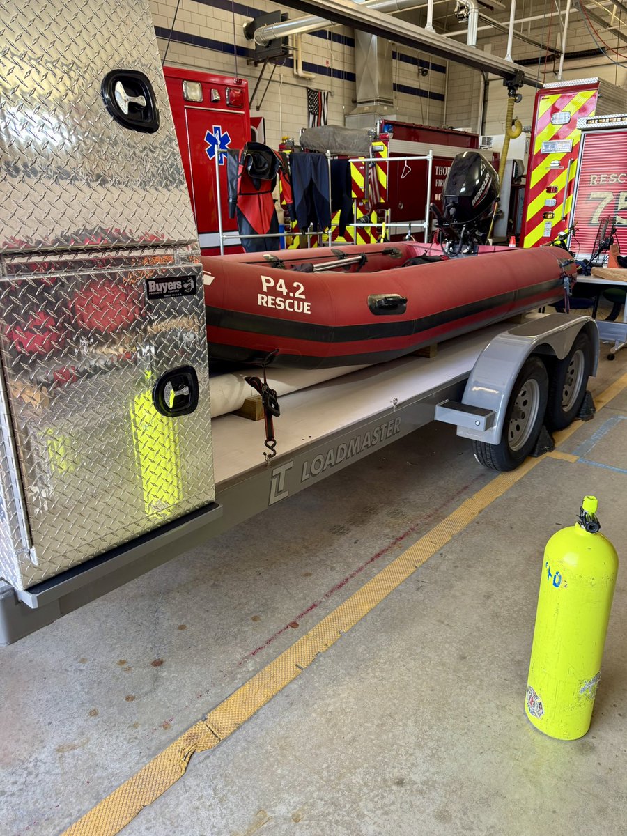 LoadmasterTrail's tweet image. This trailer is complete with storage under the boat, a huge storage box upfront and a motor mount @winginflatables #hondaoutboards #inflatableboats #inflatableboat #rescue