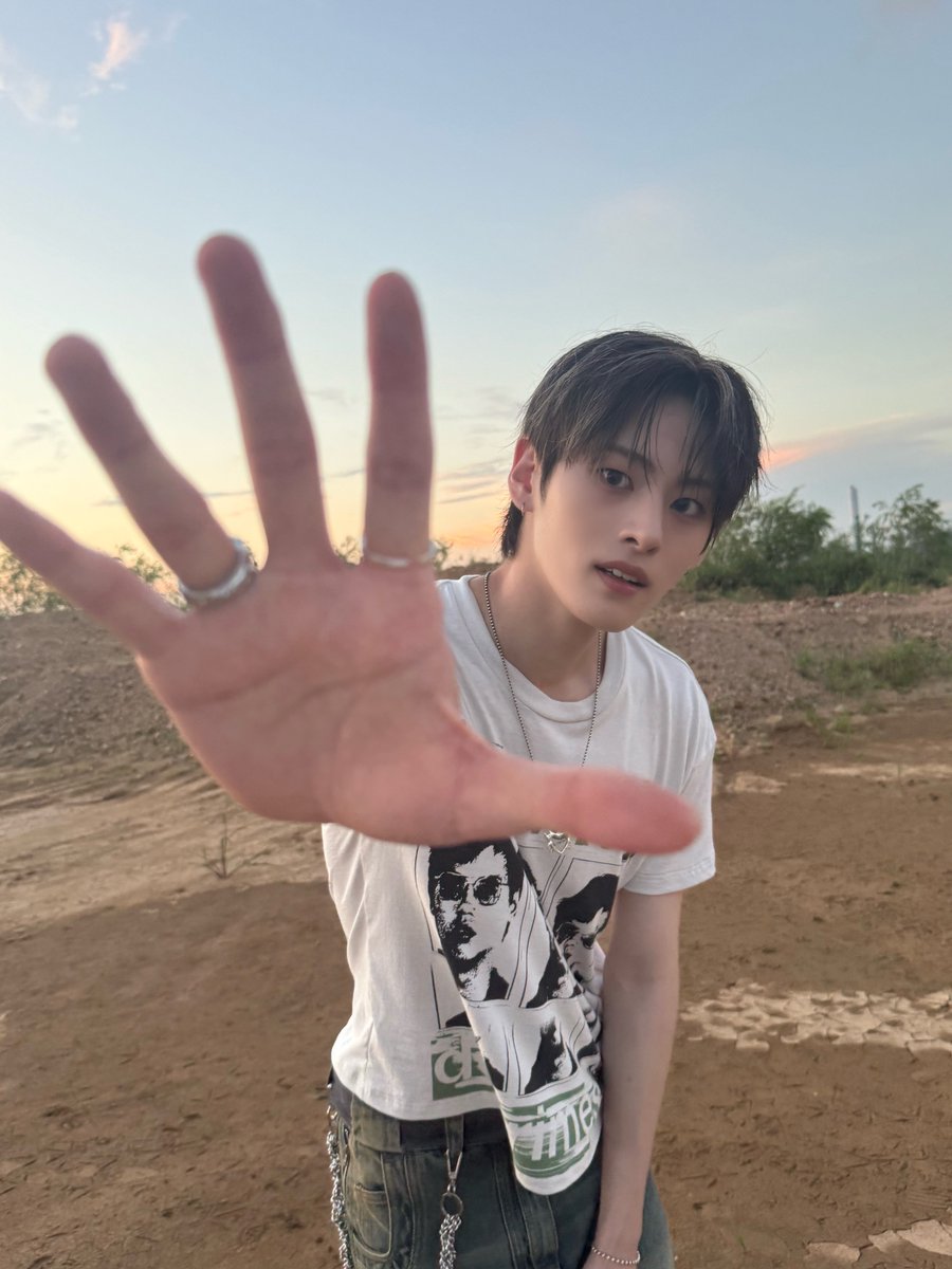 잠깐! 이 트윗을 본 당신!
왕손 준호의 왕큰 축복에 걸리셨습니다
지금 당장 댓글로 "준호야 사랑해~"를 달지 않으면
들어오려던 복이 달아납니다.🧧🪽

#NOMAD #노매드 #AprilFoolsDay