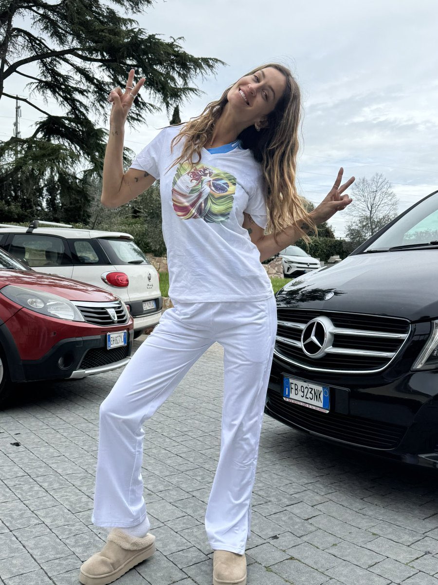 spfollia's tweet photo. LA PANTOFOLAIA PIÙ BELLA 
#helevier https://t.co/u2N9blTADD