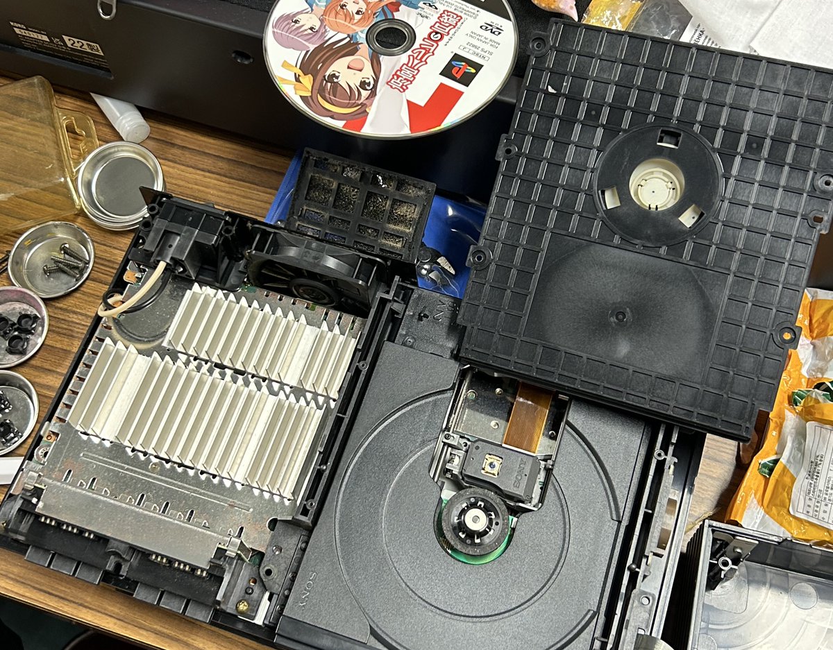 wuhu1sland's tweet photo. 1900円で買った動作不良のジャンクPS2、ピックアップレンズを綺麗にするだけで直った #DSFA https://t.co/AWzwjOa5Il