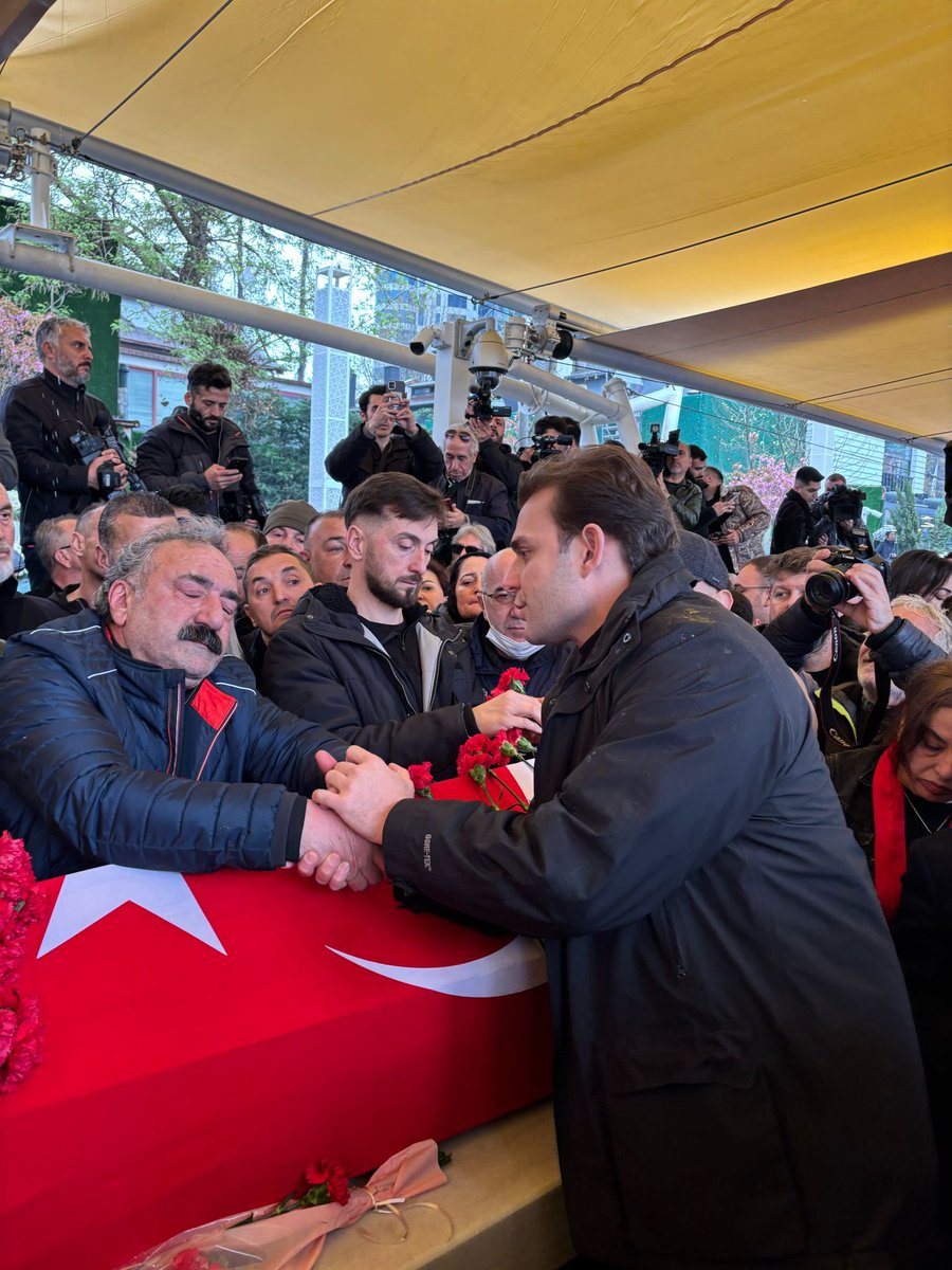 İYİ Gençlik Beşiktaş (@iyigenclikbesik) on Twitter photo Bugün değerli sanatçımız Volkan Konak’ın cenazesine Genel Başkan Yardımcımız <a href="/Aslnmhmt/">Mehmet Aslan 🇹🇷</a> ile katılım sağladık. Merhuma tekrardan Allah’tan rahmet, sevenlerine ve ailesine başsağlığı diliyoruz. Bugün değerli sanatçımız Volkan Konak’ın cenazesine Genel Başkan Yardımcımız <a href="/Aslnmhmt/">Mehmet Aslan 🇹🇷</a> ile katılım sağladık. Merhuma tekrardan Allah’tan rahmet, sevenlerine ve ailesine başsağlığı diliyoruz.