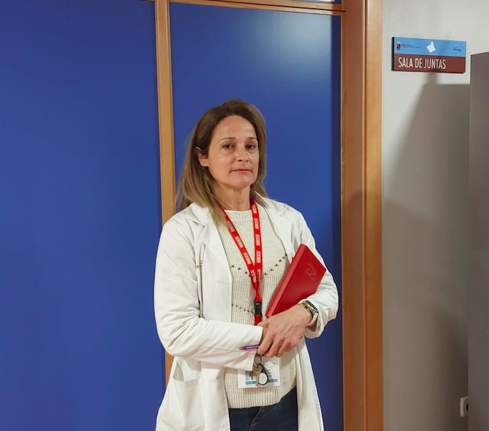 Expulsan a la delegada de CCOO de una reunión en hospital Rafael Méndez con el consejero Salud y el gerente del área III con resto de sindicatos contrarios a las movilizaciones. Elena Sánchez  ha sido apartada con un vigilante seguridad. Te manifiestas, pues no entras.
