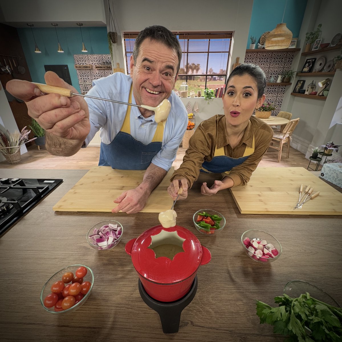 lacuinademorera's tweet photo. 🧀 Hui descobrirem els #trucs per a aconseguir la #fondue ideal, suau i cremosa, perfecta per a compartir. I la farem amb formatges valencians. A mullar!
⏰ 15:30 h | @apunt_media | #LaCuinaDeMorera https://t.co/YqS1Dw2X75
