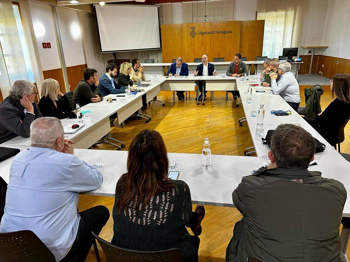 📸El secretari general <a href="/jorditurull/">Jordi Turull i Negre</a> ha participat en una reunió de treball a la Diputació de Tarragona amb l’equip de <a href="/Junts_Dipta/">Junts Dipta</a>. 

Hi han participat el president de la vegueria Quim Calatayud, el president de Junts a la Diputació i alcalde de Vilaseca, <a href="/PereSegura2019/">Pere Segura</a>,