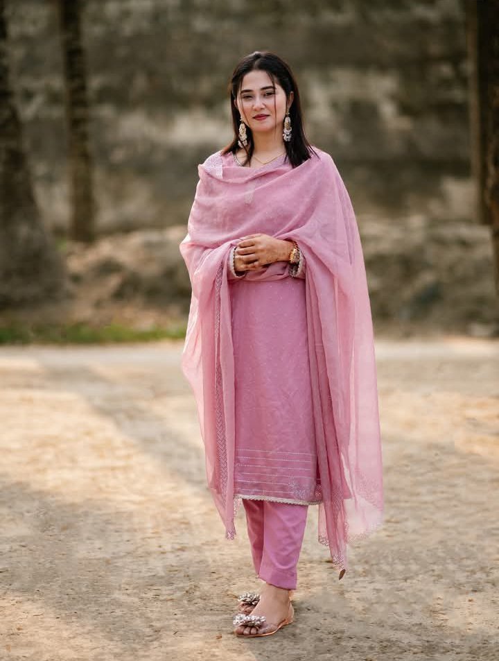 বাস্তবতা এমন একটি বিদ্যালয়,
যেখানে মানুষ শিক্ষক ছাড়াই জীবনের 
       শ্রেষ্ঠ শিক্ষা অর্জন করে....