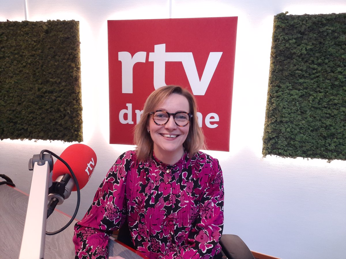 Dizze maol much ik veur de podcast de interviewer interviewen! Annemiek Meijer (<a href="/AnnemiekM/">Annemiek Meijer</a> ) preut enthousiast over heur wark as rechtbaank-  en regioverslaggever bij <a href="/dvhn_nl/">Dagblad van het Noorden</a>.  rtvdrenthe.nl/nieuws/1726244… #praotdrentsmetmij