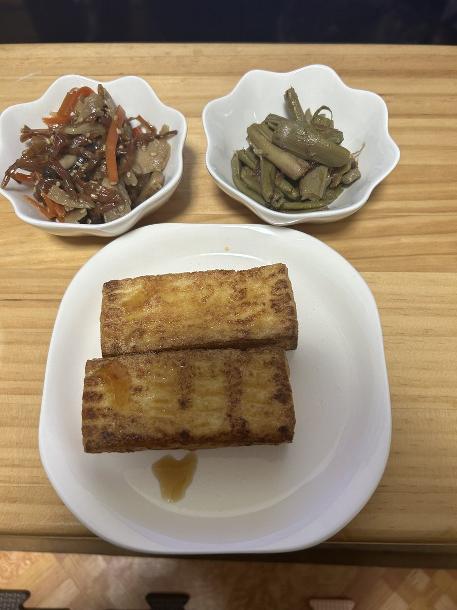 minaminasesese's tweet photo. 今夜のオトモ
厚揚げ・つくしのきんぴら・イタドリの鰹節和え・辛味大根シラス

春らしさやらせてもうてます(´ω`) https://t.co/ekKegpLN6x
