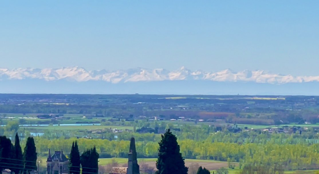 Bonne nouvelle, dans la nuit du 31 mars, les Pyrénées se sont rapprochées du Nord toulousain. 

Il est désormais possible de s’y rendre à vélo en moins de 10 minutes ! 🚴 ⛰️

#NordToulousain #tourdefrance2025 #poissondavril
