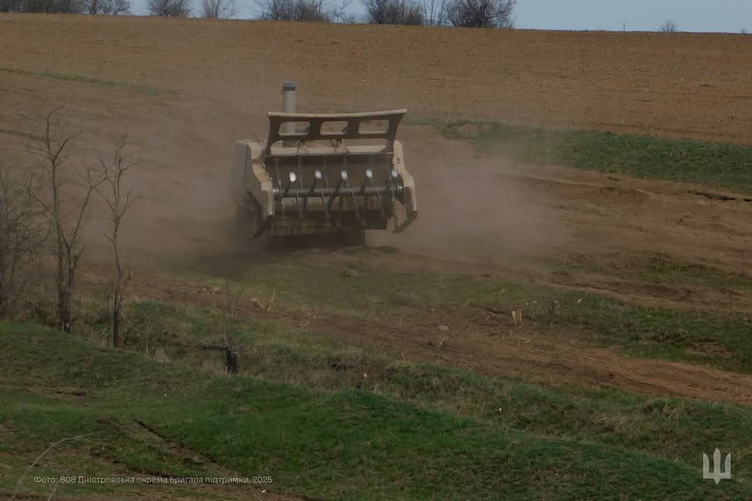 Крок за кроком сапери 808 Дністровської окремої бригади підтримки виконують бойові завдання з пошуку і знищення вибухонебезпечних предметів та очищують деокуповані території від забруднення смертоносним металобрухтом.