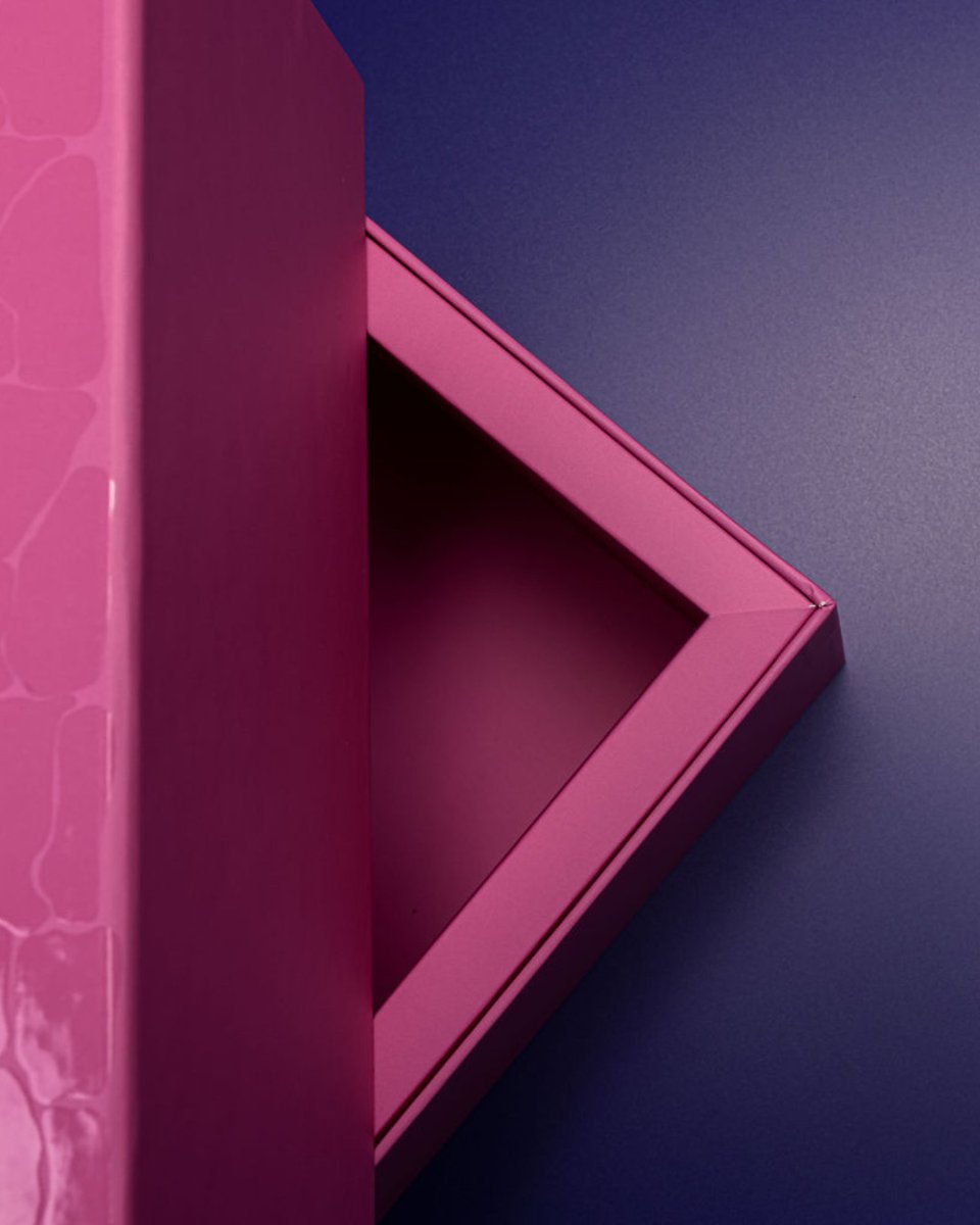 ShowcaseTweets's tweet photo. Two colours, one collection. 

For the Gymshark x Whitney Simmons launch, we created these magnetically joined presentation boxes—designed to represent two distinct sets coming together as one collection. https://t.co/rxVfhuvHso