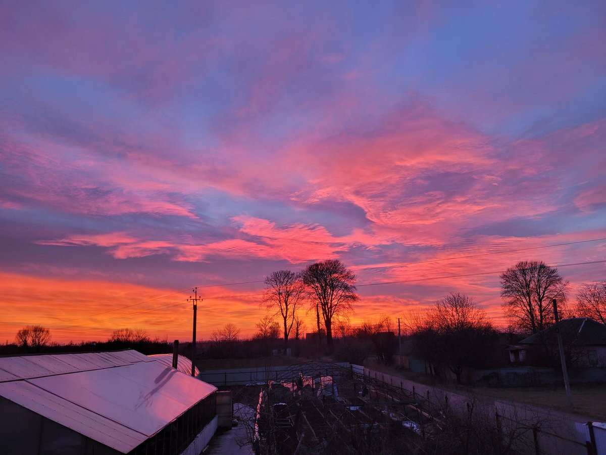 I feel so unmotivated lately. Like i can't do anything. Art is hard for me now for some reason - i started to hate my style, what i draw, how i draw. It's really tough. I want to create so badly, but i feel like I can't make anything look the way i want