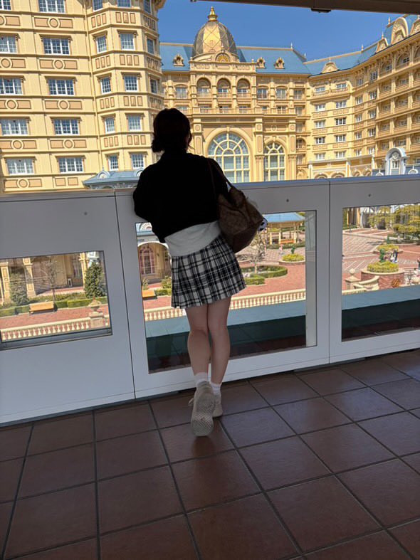 21金ディズニーランド行っただよ🏰
意外と空いててショー2個も当たった！
パレード見れてへんけどその時間にミッキーの家行くとスムーズにミッキーとご対面できるだよ😍🪄

耳多過ぎて選べない説
ディズニーはカモまで演者説🦆

#disneyland #ジャンボリーミッキー #ミッキーマウス