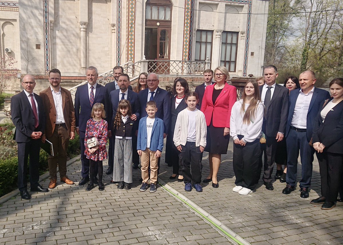 Mykola Tochytskyi (@tochytskyi) on Twitter photo За ініціативи першої леді <a href="/ZelenskaUA/">Olena Zelenska / Олена Зеленська</a> в Національному музеї етнографії та природознавства Кишинева відкрито перший інклюзивний україномовний аудіогід. Дякую Міністерству культури Молдови, Посольству України, керівництву музею та партнерам за реалізацію цього унікального проєкту. За ініціативи першої леді <a href="/ZelenskaUA/">Olena Zelenska / Олена Зеленська</a> в Національному музеї етнографії та природознавства Кишинева відкрито перший інклюзивний україномовний аудіогід. Дякую Міністерству культури Молдови, Посольству України, керівництву музею та партнерам за реалізацію цього унікального проєкту.