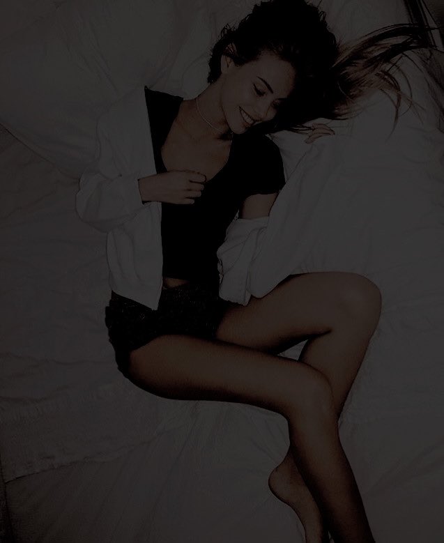 ⠀
ben uyanmasını beklerken tahmin edin kim yatağında keyif çatıp tiktok'ta geziniyor? evet, doğru tahmin ettiniz. üstelik fotoğrafını çekmezsem yataktan çıkmayacağını da söyledi. gelirken giydiğim hoodie de kayıplara karışmış vaziyette. 
⠀