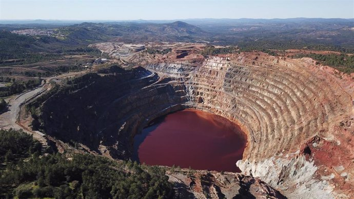 ¿Sabías que la mayor explotación minera de España está en Riotinto (Huelva)?

Se considera que la minería en esta zona comentó en la Edad de Bronce, hace más de 5.000 años. 

En su historia, esta zona ha producido millones de toneladas de cobre, oro, plata y otros minerales.