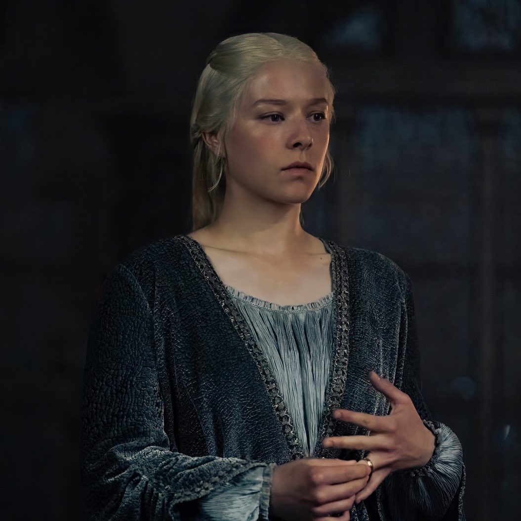 WtDasoiaf's tweet image. 🚨🐉 Rhaenyra will have BEDROOM SCENES in season 3!

I swear this is not a troll post 🩵