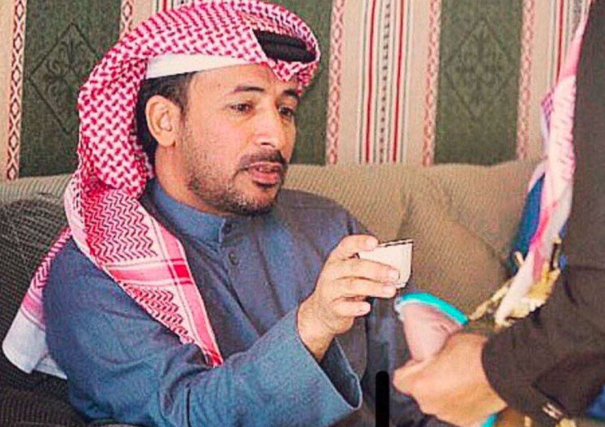 العيد ذا جزء من العيد مفقود
معيد وطيـب ولااانـي بطـيّب

على وليف دونه احداد وحدود
فرقااهه خلّتهم يقولون شـيّب

متى تشوف عيوني عيونه السود
وواجـهه واعايـده من قـريّــب

- محمد بن فطيس