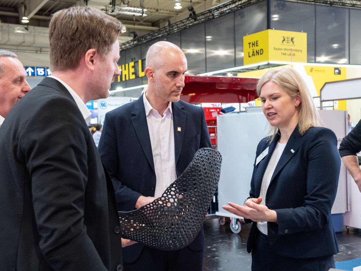 Belit Onay (@belitonay) on Twitter photo Wie kaum eine andere Messe steht die <a href="/hannover_messe/">HANNOVER MESSE</a> für Internationalität, Zukunftsgestaltung und technologischen Fortschritt. Die Frage, welche Trends sich in der Industrie durchsetzen, wird zu einem großen Teil dort ausgehandelt. (BO) Wie kaum eine andere Messe steht die <a href="/hannover_messe/">HANNOVER MESSE</a> für Internationalität, Zukunftsgestaltung und technologischen Fortschritt. Die Frage, welche Trends sich in der Industrie durchsetzen, wird zu einem großen Teil dort ausgehandelt. (BO)