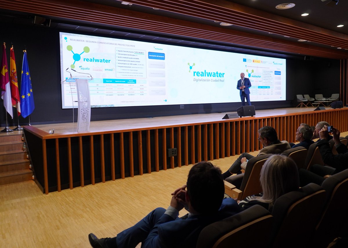 aqualia's tweet photo. Antonio Gutiérrez, delegado de Ciudad Real en #Aqualia, y María Hayas, comisaria de Agua de @CH_Guadiana, han presentado el #PERTE de "Realwater", detallando la planificación y actuaciones de @DiputacionCR, #Aqualia y #Emaser. https://t.co/Qah4NoM7L6