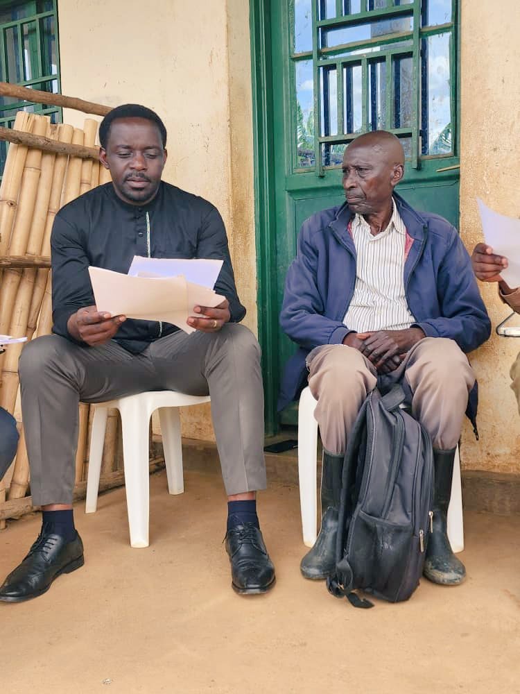 GicumbiDistrict's tweet image. Biri kuba none aha :
Umuyobozi w'Akarere, aherekejwe n'Itsinda ry'Akarere rishinzwe kwakira no gukemura ibibazo #SDTT, ari  mu mudugudu wa Nyagatoma, akagari ka Nkoto ho mu murenge wa Rutare mu rwego gukemura ikibazo cy'ubutaka GAKUMBA Innocent  afitanye na #ADEPR Nyagatoma.