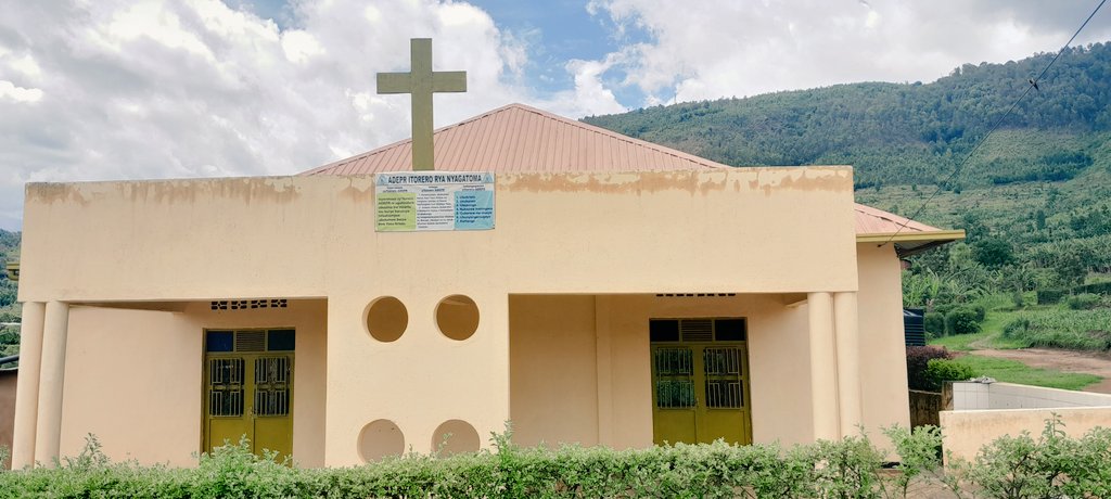 GicumbiDistrict's tweet image. Biri kuba none aha :
Umuyobozi w'Akarere, aherekejwe n'Itsinda ry'Akarere rishinzwe kwakira no gukemura ibibazo #SDTT, ari  mu mudugudu wa Nyagatoma, akagari ka Nkoto ho mu murenge wa Rutare mu rwego gukemura ikibazo cy'ubutaka GAKUMBA Innocent  afitanye na #ADEPR Nyagatoma.