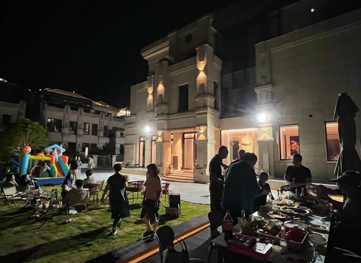 今夜、家はとても賑やかで、親戚がテーブルを囲んで座り、笑い声や会話が織りなす温かいメロディーが響き渡ります。一皿一皿にたくさんの愛情が込められ、細やかな心遣いが食卓に静かに流れます。普段は忙しいのですが、家族と温かい時間を過ごすことができて、久しぶりの幸せを感じています。