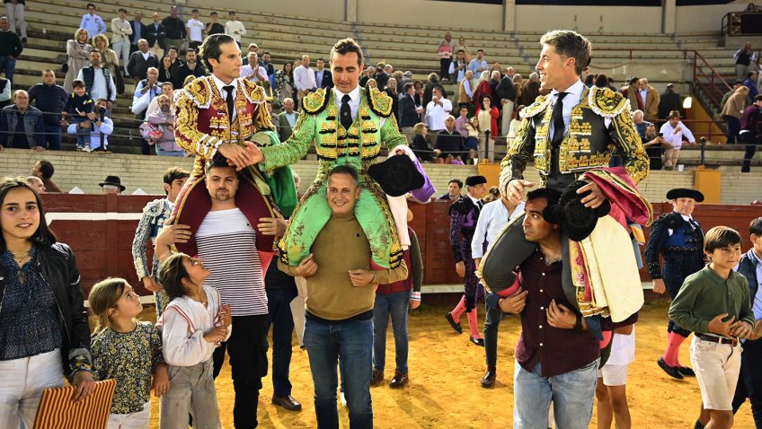 Peña Taurina Curro Durán (@ptcurroduran) on Twitter photo Alegría e ilusión del pasado sábado en Morón de la Frontera.
Dos orejas y 𝙋𝙐𝙀𝙍𝙏𝘼 𝙂𝙍𝘼𝙉𝘿𝙀
¡Gran comienzo de temporada de nuestro torero <a href="/CurroDuran/">Francisco Damián Durán Rubio</a>! Alegría e ilusión del pasado sábado en Morón de la Frontera.
Dos orejas y 𝙋𝙐𝙀𝙍𝙏𝘼 𝙂𝙍𝘼𝙉𝘿𝙀
¡Gran comienzo de temporada de nuestro torero <a href="/CurroDuran/">Francisco Damián Durán Rubio</a>!