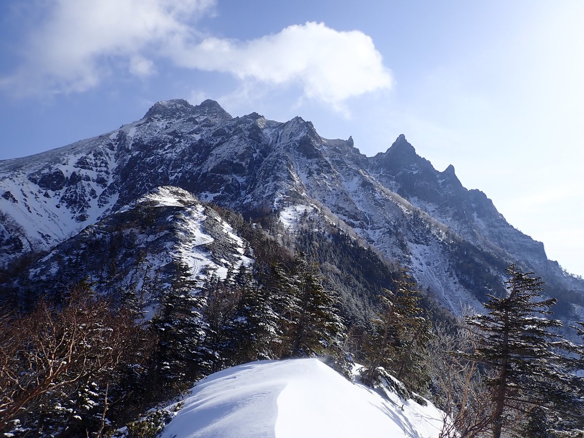 3月26日から31日まで，南八ヶ岳の編笠山-権現岳-赤岳を縦走してきました。権現岳から赤岳の「キレット越え」は，冬季に通る人は少なく，途中で出会ったのは２人だけでした。危険個所，雨，雪，爆風，ビバーク，停滞，ルート工作と，フルメニューこなしたので，おなかいっぱいです。写真は赤岳です。