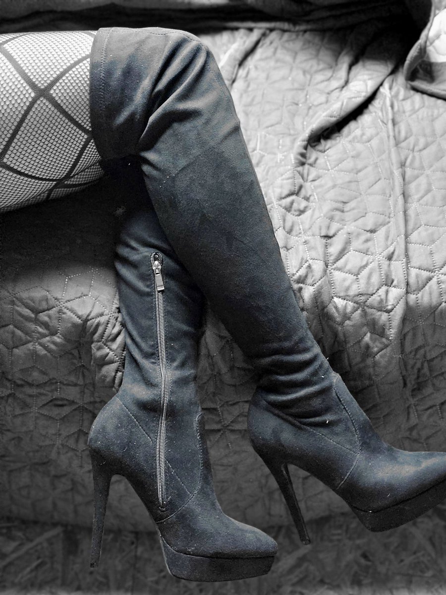 Hallo Beta,
Willkommen auf meiner FinDom-Seite. Hier wirst du gemolken, gedemütigt und darfst deinen Fetisch ausleben. Ich bin dein kleines Geheimnis, deine Herrin, die dich erzieht und wo du den Dreck von den Schuhen,  den Sohlen und zwischen den Zehen weg lecken darfst!
Vergiss