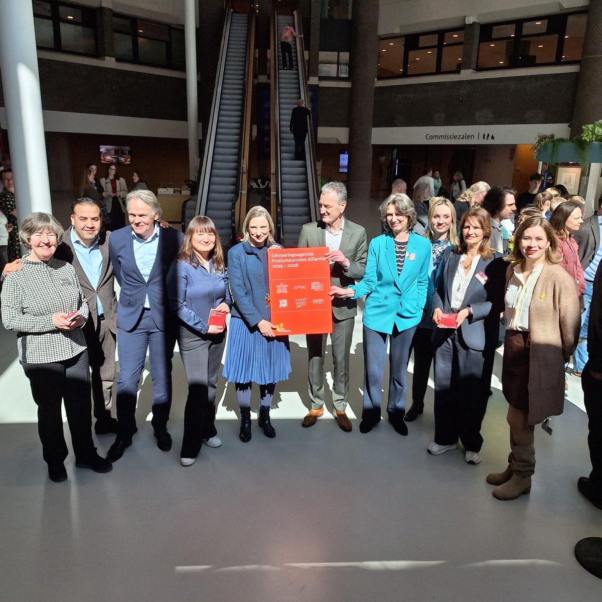 Vanmiddag heeft de Vereniging van Schouwburg- en Concertgebouwdirecties (VSCD), namens de PodiumKunsten Alliantie, de petitie 'Sterke podiumkunsten, sterke gemeenschap' aangeboden aan leden van de commissie <a href="/OCW_TK/">Vaste Commissie OCW Tweede Kamer</a>.