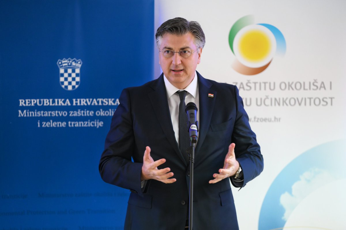 AndrejPlenkovic's tweet image. U Daruvaru smo dodijelili 17 ugovora vrijednih gotovo 15,8 mln €, kojima ispunjavamo strateške prioritete #VladaRH - ulaganje u obrazovanje i u zelenu tranziciju na području sjevera Hrvatske. 📚♻️

✅8 ugovora (12 mln €) za izgradnju ili dogradnju škola za provedbu cjelodnevne