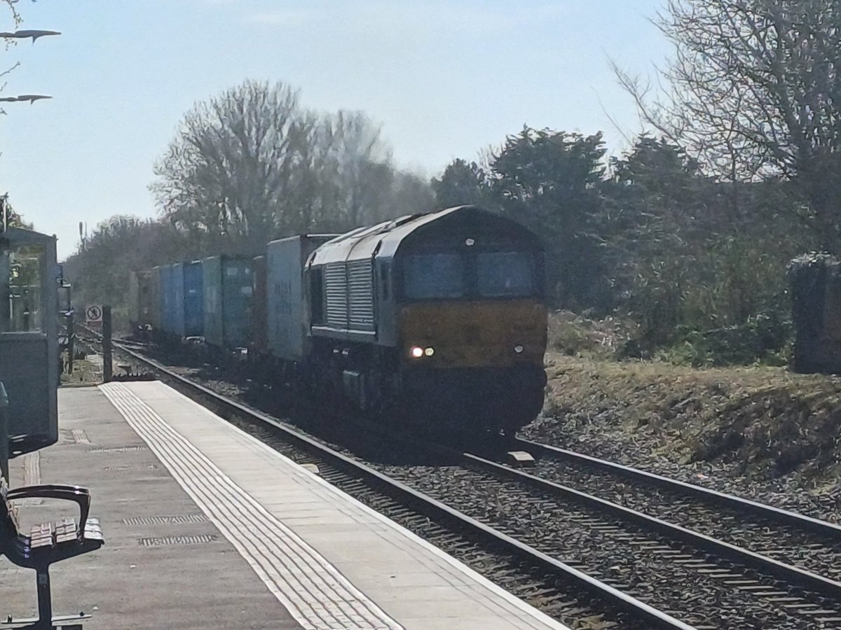 danthetrainman's tweet image. A nice Monday morning at Trimley with some trains. #ukrailscene #class755 #class66 #outdoors #sunshine #photography #greateranglia