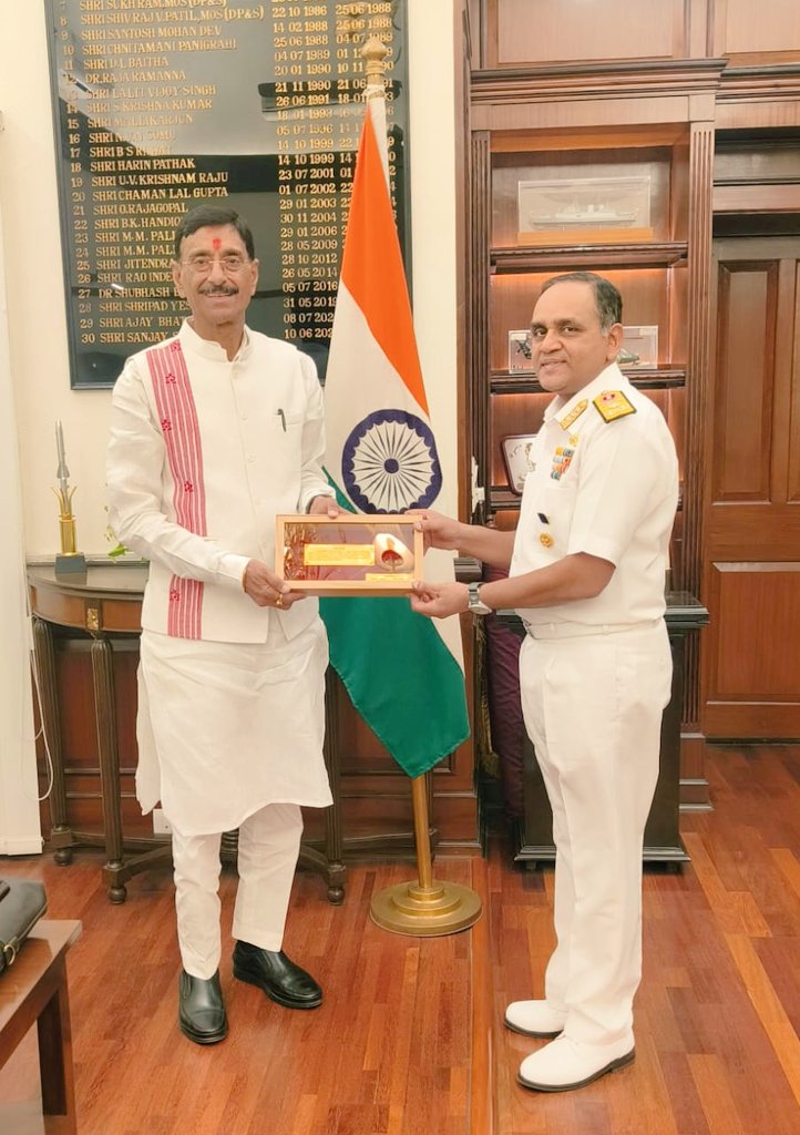 IN_HQSNC's tweet photo. VAdm V Srinivas, #FOCINC #SNC called on Shri Sanjay Seth, Hon’ble Raksha Rajya Mantri on #01Apr 25. #FOCINC briefed on the ongoing operational and training activities of #SNC. He updated key initiatives, activities and projects of #SouthernNavalCommand with emphasis on Naval Training and #maritimesecurity & safety.
@DefenceMinIndia
@SethSanjayMP
@indiannavy