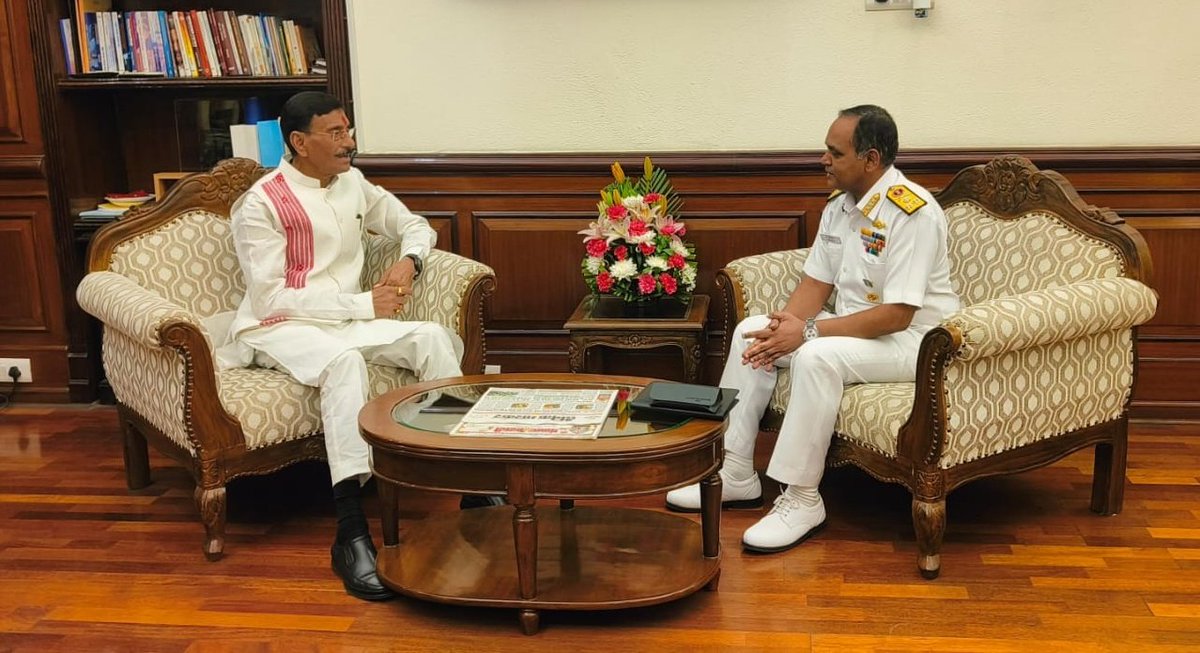 IN_HQSNC's tweet photo. VAdm V Srinivas, #FOCINC #SNC called on Shri Sanjay Seth, Hon’ble Raksha Rajya Mantri on #01Apr 25. #FOCINC briefed on the ongoing operational and training activities of #SNC. He updated key initiatives, activities and projects of #SouthernNavalCommand with emphasis on Naval Training and #maritimesecurity & safety.
@DefenceMinIndia
@SethSanjayMP
@indiannavy