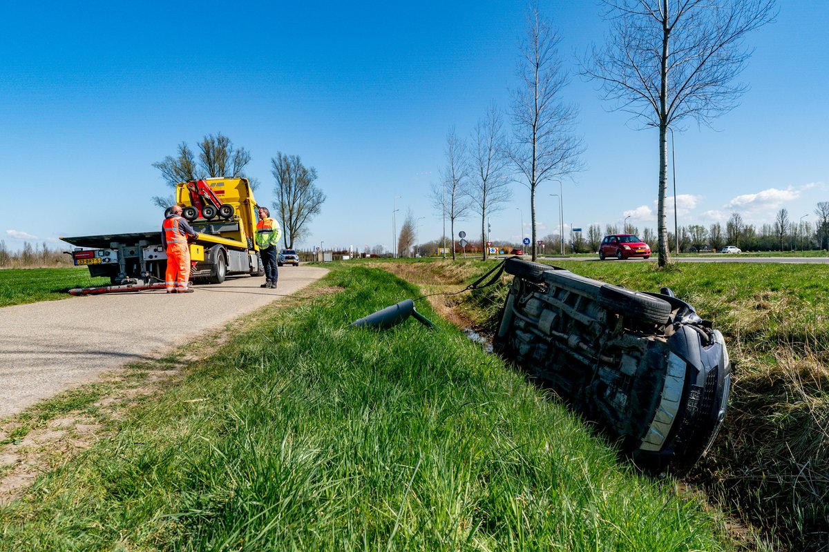 Auto te water in Genderen