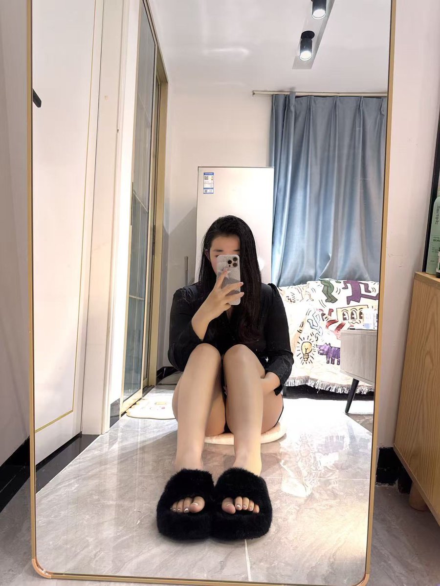 Ly3437's tweet photo. 你和别的男的不一样、
只喜欢看这我的脚
#恋足 #女S https://t.co/f2UXNSidGi