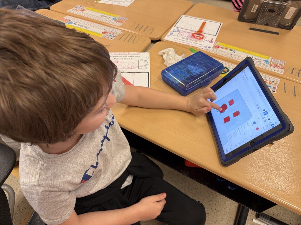 ClaypoolKnights's tweet photo. Mrs. Gawthrop's Kindergarten class learned how to create 3-D models with the help of the Tinkercad app and guest teacher, Mr. Graney. Thanks Mr. Graney for helping our Kinders learn a fun new skill!
#WarsawInspires https://t.co/RHy2ZSpAAu