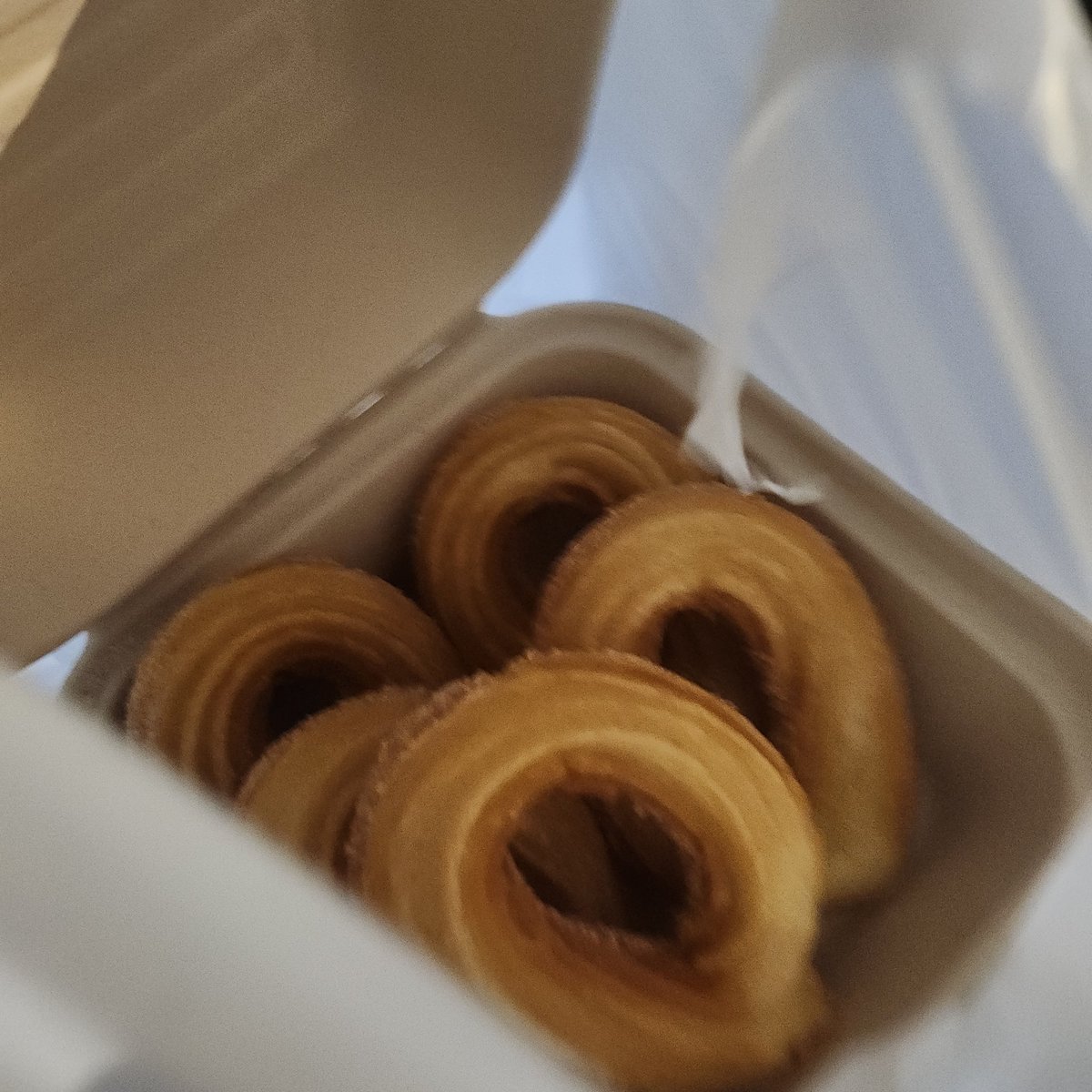 ouo_0312_kay's tweet photo. 친구 어릴때부터 포장마차에서 파시다 가게 차리신 분이신데 요즘 장사 잘 안된다고 하십니다 할아버지가 친절하시고 츄러스가 진짜 빠짝빠짝하고 속은 촉촉함 난 츄러스가 이런맛인걸 처음알았음 그정도로 맛있음 진짜 https://t.co/j7s1LSb4x6