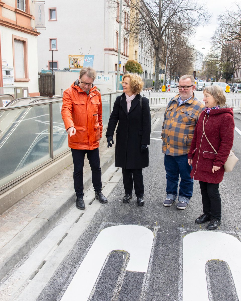 Eine sogenannte Beton-Schlitzrinne soll Überflutungen künftig vorbeugen: Die nun abgeschlossenen Bauarbeiten im Umfeld der U- und S-Bahnstation „Südbahnhof“ sind ein wichtiger Schritt, um die Folgen extremer Unwetter deutlich zu reduzieren. ⛈️ 🛡️ 

Mehr 👉 t1p.de/h89ef
