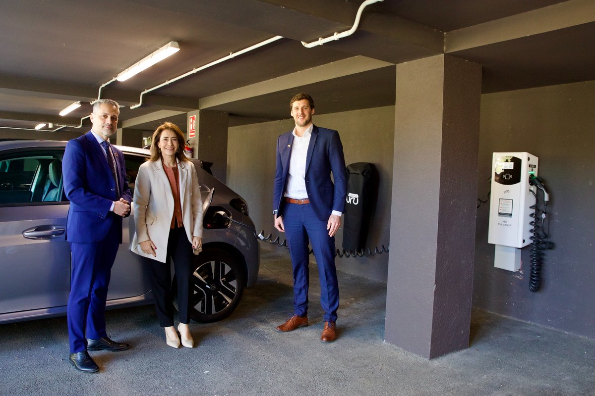🔋 ¡Inauguramos los nuevos puntos de recarga para vehículos eléctricos!

Ya están disponibles 147 puntos de recarga en 27 Paradores, dentro de un proyecto que alcanzará este año las 342 plazas electrificadas en 80 Paradores.