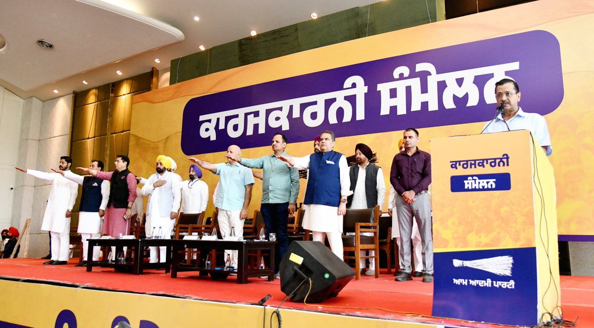 AamAadmiParty's tweet photo. नशे के ख़िलाफ़ युद्ध लड़ने के लिए पंजाब है तैयार🔥 

आज लुधियाना में आम आदमी पार्टी के राष्ट्रीय संयोजक @ArvindKejriwal जी और CM @BhagwantMann जी ने AAP कार्यकर्ताओं की बैठक में पंजाब सरकार द्वारा जारी नशे के ख़िलाफ़ युद्ध को आगे बढ़ाने के निर्देश दिए और लोगों को नशे के ख़िलाफ़ जारी जंग में शामिल होने की शपथ दिलाई।

इस दौरान पंजाब के प्रभारी @msisodia जी, सह-प्रभारी @SatyendarJain जी समेत पंजाब सरकार के कई मंत्री और कार्यकर्ता मौजूद रहे।
