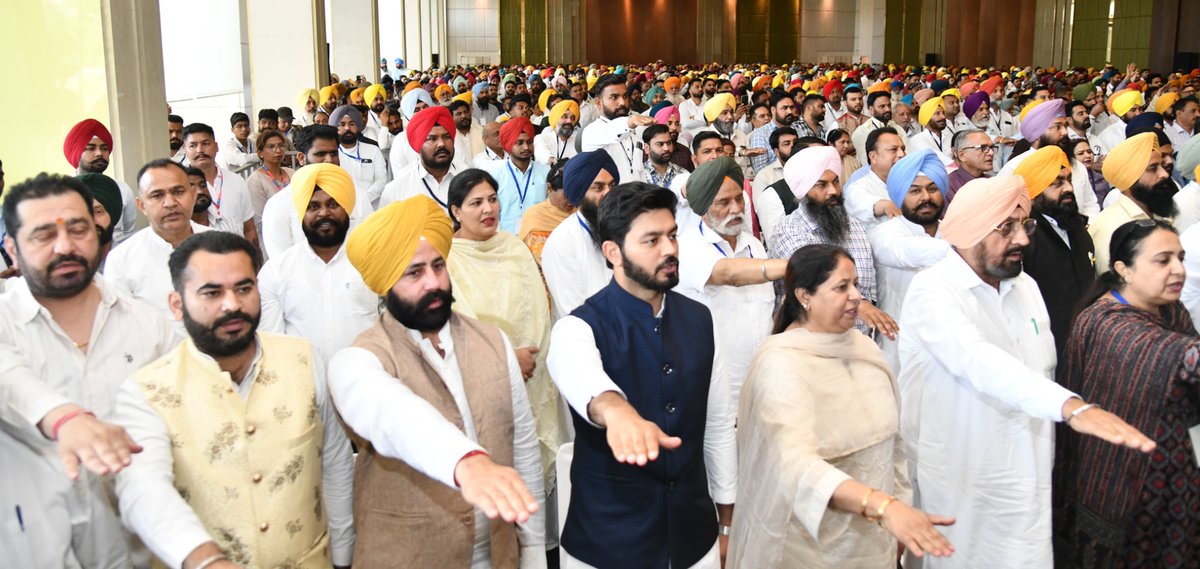 AamAadmiParty's tweet photo. नशे के ख़िलाफ़ युद्ध लड़ने के लिए पंजाब है तैयार🔥 

आज लुधियाना में आम आदमी पार्टी के राष्ट्रीय संयोजक @ArvindKejriwal जी और CM @BhagwantMann जी ने AAP कार्यकर्ताओं की बैठक में पंजाब सरकार द्वारा जारी नशे के ख़िलाफ़ युद्ध को आगे बढ़ाने के निर्देश दिए और लोगों को नशे के ख़िलाफ़ जारी जंग में शामिल होने की शपथ दिलाई।

इस दौरान पंजाब के प्रभारी @msisodia जी, सह-प्रभारी @SatyendarJain जी समेत पंजाब सरकार के कई मंत्री और कार्यकर्ता मौजूद रहे।
