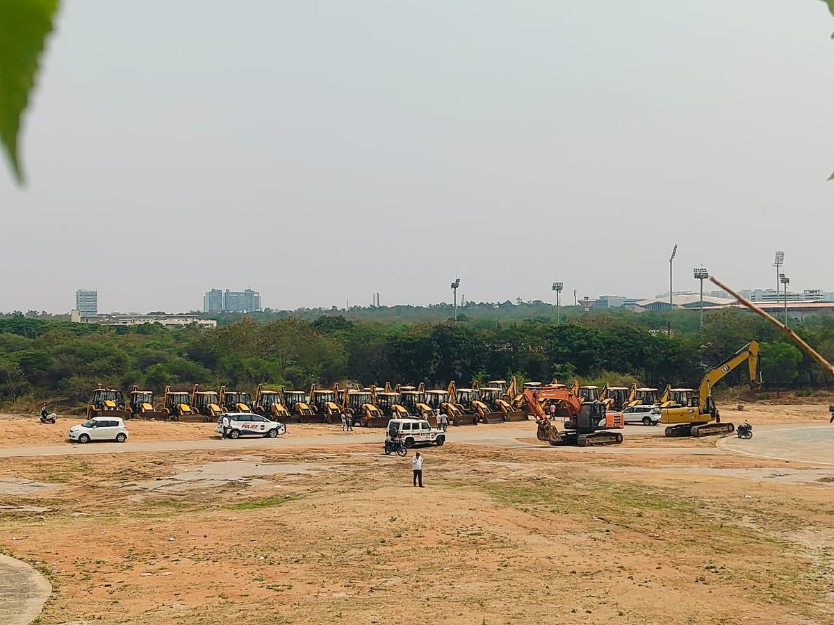 NayanKatake's tweet photo. Not a scene from #Pushpa movie!

These JCBs are in Telangana, where the Congress govt is auctioning 400 acres of #HCU land—destroying wildlife and, This land is home to 237 bird species, spotted deer, wild board star tortoise and various snakes
#SaveHCUBioDiversity 
#savehculand https://t.co/ZIGMyxfgWX