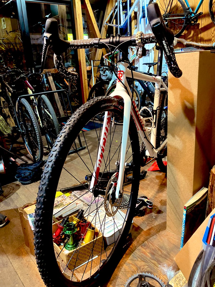 703go_go_'s tweet photo. 遂に我が元にお出迎え😳❣️
ヤバい💘
ヤバぁい(* ॑ ॑* )ドキドキ ♡
#RITCHEY SwissCross
なんて美しいんでしょう😍
この子と駈け抜ける世界が待ち遠しく輝いて見える✨⛰️✨
☔️でRIDEはお預けだけど見てるだけでも幸せ☺️
#シクロクロス #納車 https://t.co/ShitaWsMHj