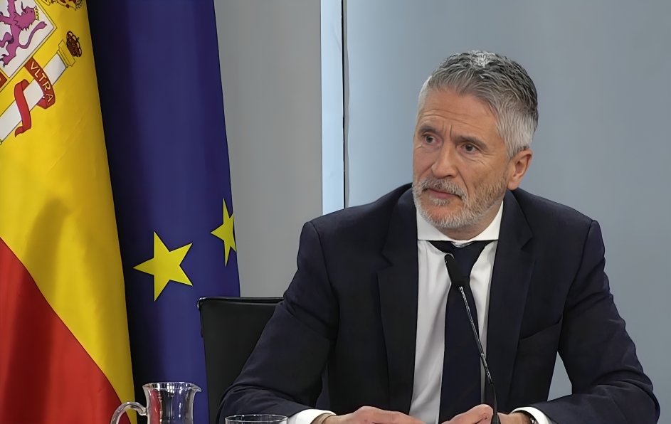 <a href="/policia/">Policía Nacional</a> Grande-Marlaska: en esta primera fase el uso del DNI digital será presencial y permitirá acreditar la identidad en acciones como

✅ votar
✅ abrir una cuenta bancaria
✅ recoger paquetes
✅ acreditar la mayoría de edad en locales que lo requieran, etc.