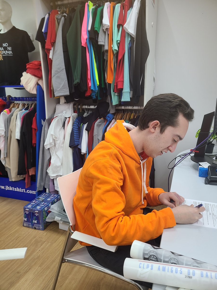 👋 Hay chicos nuevos en la oficina 👨‍🦱

👕 Gracias <a href="/serigrafiamadri/">Serinpren Serigrafía</a> por la oportunidad para ⬇️

👉 Iván que cumple su #sueño de volver al #empleo en lo que ➕le gusta: los #manipulados 

👉<a href="/Raulsgm7Gamer/">Raúl SánchezGallego Montero</a> que inicia 1 reto previo a otras oportunidades 🚆

#MásSueñosMenosLímites👌☁️