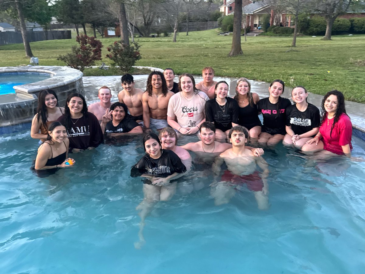 SHBearcatPL's tweet image. Powerlifting season officially ended last night with the Annual Iron Cats Party!  I was always blessed with a great group of lifters this season!  They were finally able to throw me in!  Seniors will be missed, but you have set the bar for the future!