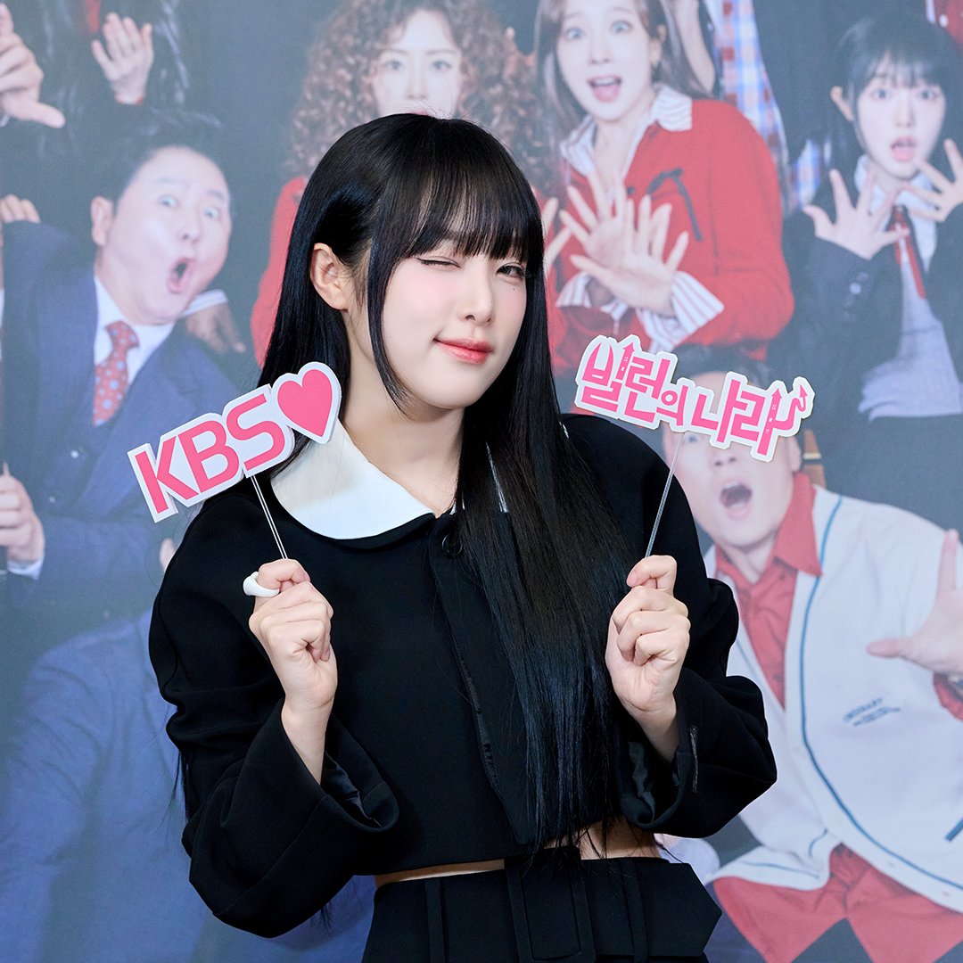 YENAINFOBR's tweet photo. 🚨CONFIRMOU! Na conferência de imprensa realizada hoje com o elenco de Villain's Everywhere, #YENA confirmou seu 4° mini album ainda para o primeiro semestre de 2025: BLOOM MODE
🐣 "Estou ansiosa para compartilhar essa nova jornada com os Jigumis!"
#BLOOMMODE #예나_블룸모드 https://t.co/MbCOOdbmLS